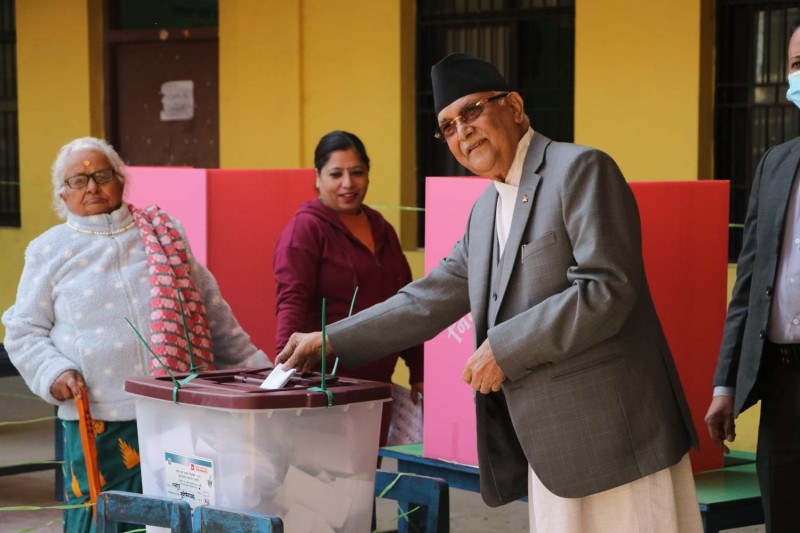 एमाले अध्यक्ष केपी ओलीले गरे मतदान 
